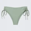 Bikini-Hose mit seitlichen Bändern – Hellstaubgrün Bikini-Hose mit seitlichen Bändern – Hellstaubgrün