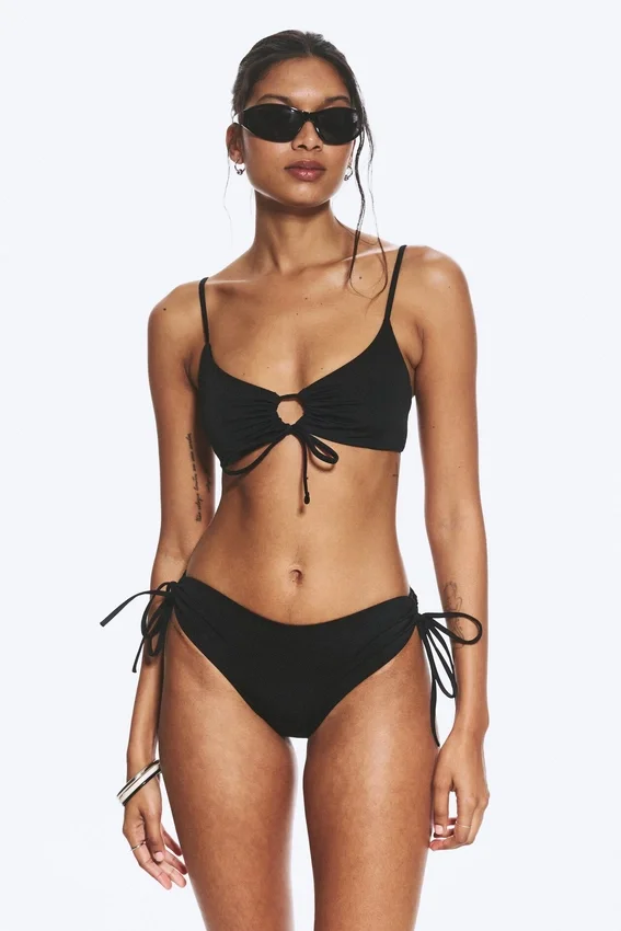 Bikini-Hose mit seitlichen Bändern – Schwarz Bikini-Hose mit seitlichen Bändern – Schwarz