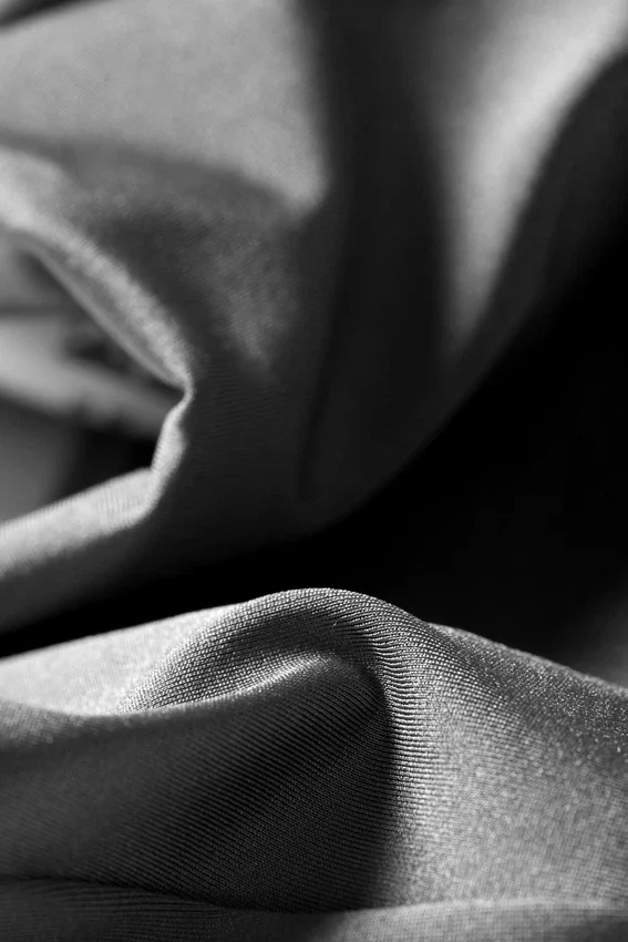 Bikini-Oberteil mit gekreuztem Ausschnitt – Grau schimmernd Bikini-Oberteil mit gekreuztem Ausschnitt – Grau schimmernd
