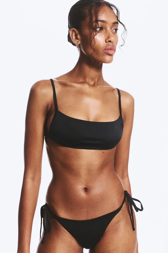 Bikini-Oberteil mit quadratischem Ausschnitt und Trägern – Schwarz Bikini-Oberteil mit quadratischem Ausschnitt und Trägern – Schwarz