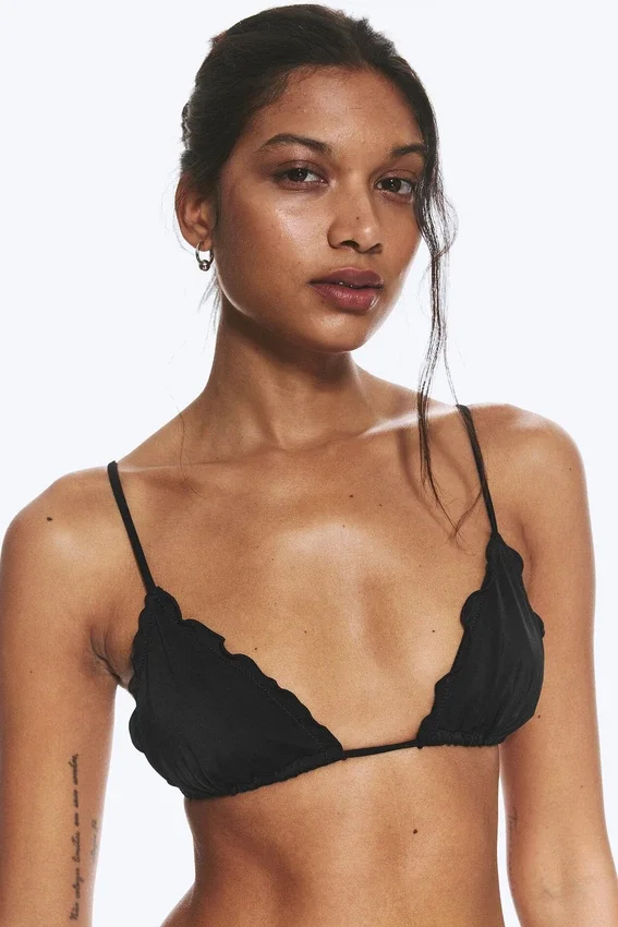 Bikini-Oberteil mit Rüschen – Schwarz Bikini-Oberteil mit Rüschen – Schwarz
