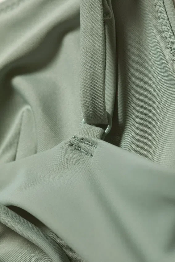Bikini-Oberteil mit Trägern – Hellgrün Bikini-Oberteil mit Trägern – Hellgrün