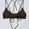 Bikini-Oberteil mit Trägern und Bindeband – Dunkelbraun Bikini-Oberteil mit Trägern und Bindeband – Dunkelbraun