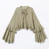 Bluse mit ausgestelltem, gerüschtem Ärmel und Bindeband am Hals – Khaki-Grün Bluse mit ausgestelltem, gerüschtem Ärmel und Bindeband am Hals – Khaki-Grün