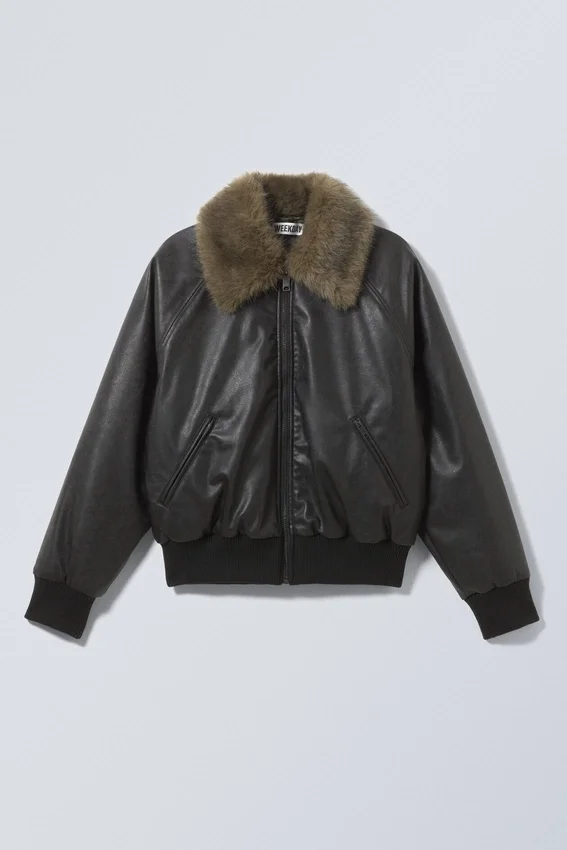 Bomberjacke aus Kunstleder in lockerer Passform – Schwarz Bomberjacke aus Kunstleder in lockerer Passform – Schwarz