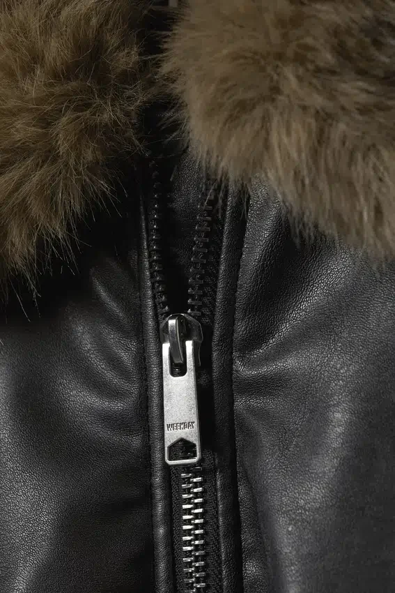 Bomberjacke aus Kunstleder in lockerer Passform – Schwarz Bomberjacke aus Kunstleder in lockerer Passform – Schwarz