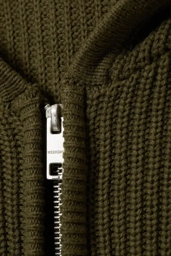 Boxy-Kapuzenpullover aus Strick – Dunkelkhaki Boxy-Kapuzenpullover aus Strick – Dunkelkhaki