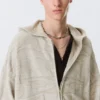 Boxy-Kapuzenpullover aus strukturiertem Strick mit Reißverschluss – hell gemustertes Beige Boxy-Kapuzenpullover aus strukturiertem Strick mit Reißverschluss – hell gemustertes Beige