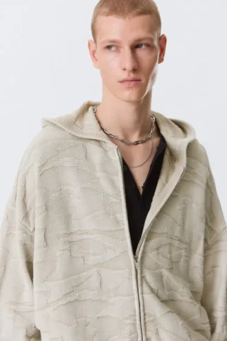 Boxy-Kapuzenpullover aus strukturiertem Strick mit Reißverschluss – hell gemustertes Beige