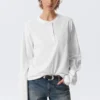 Boxy Langarm-Henley-T-Shirt – Weiß Boxy Langarm-Henley-T-Shirt – Weiß