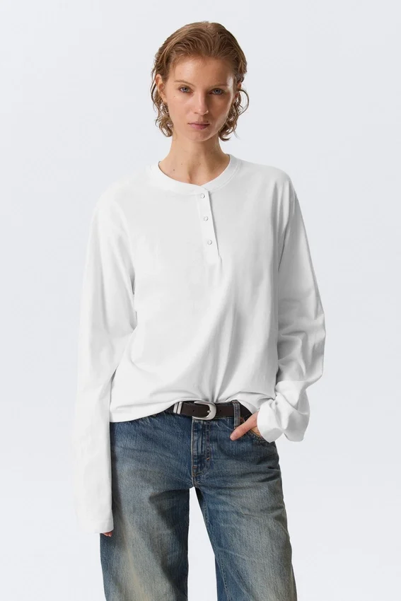 Boxy Langarm-Henley-T-Shirt – Weiß Boxy Langarm-Henley-T-Shirt – Weiß