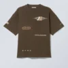 Boxy T-Shirt mit Print – Dunkelbraun – Sportlogos Boxy T-Shirt mit Print – Dunkelbraun – Sportlogos