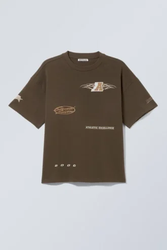Boxy T-Shirt mit Print – Dunkelbraun – Sportlogos