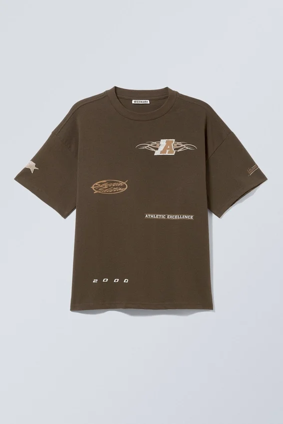 Boxy T-Shirt mit Print – Dunkelbraun – Sportlogos Boxy T-Shirt mit Print – Dunkelbraun – Sportlogos
