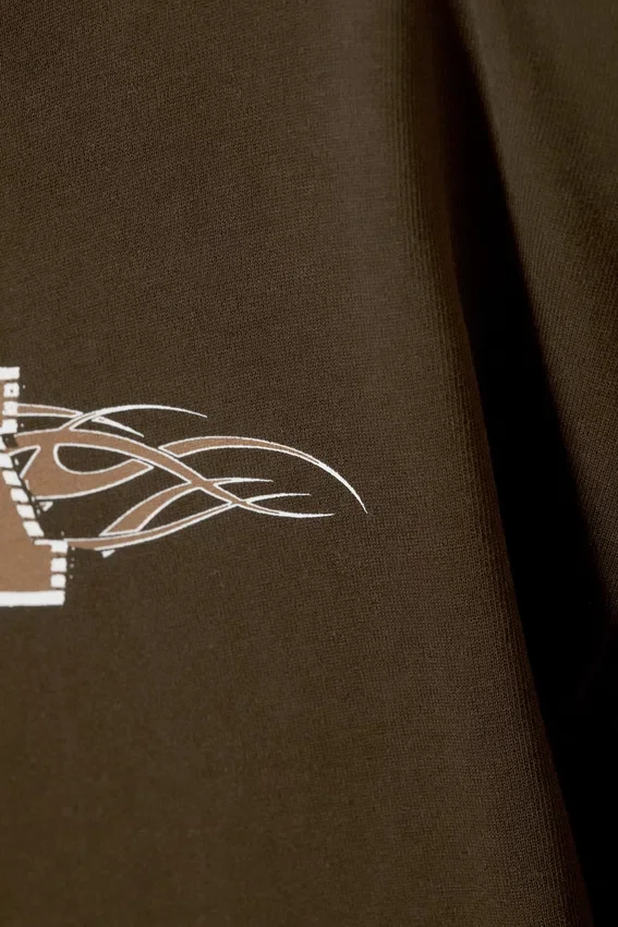 Boxy T-Shirt mit Print – Dunkelbraun – Sportlogos Boxy T-Shirt mit Print – Dunkelbraun – Sportlogos