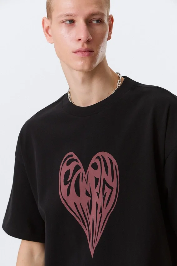 Boxy T-Shirt mit Print – Schwarz – Heart of Energy Boxy T-Shirt mit Print – Schwarz – Heart of Energy