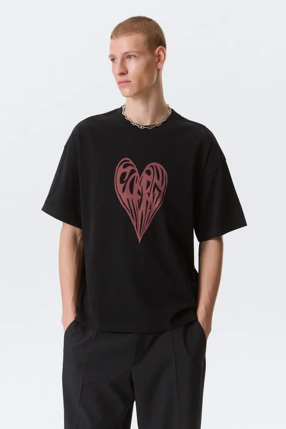 Boxy T-Shirt mit Print – Schwarz – Heart of Energy Boxy T-Shirt mit Print – Schwarz – Heart of Energy