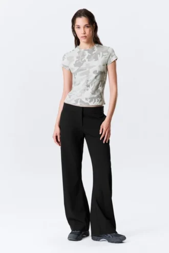 Boxy-T-Shirt mit Print und kurzen Ärmeln – Weiß – Camo