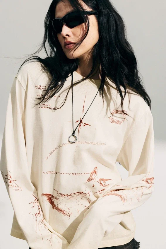 Boxy-Top mit Langarm und Print – Hellbeige – Street-Print Boxy-Top mit Langarm und Print – Hellbeige – Street-Print