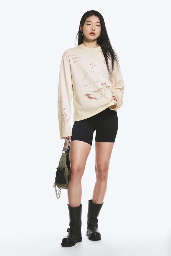 Boxy-Top mit Langarm und Print – Hellbeige – Street-Print Boxy-Top mit Langarm und Print – Hellbeige – Street-Print
