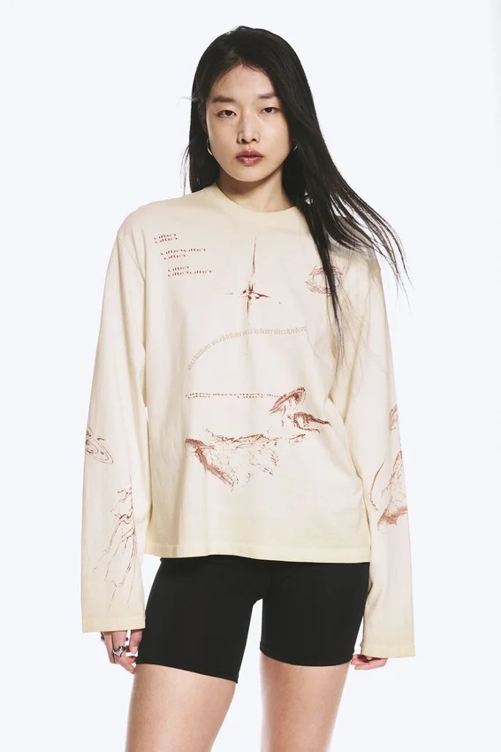 Boxy-Top mit Langarm und Print – Hellbeige – Street-Print Boxy-Top mit Langarm und Print – Hellbeige – Street-Print