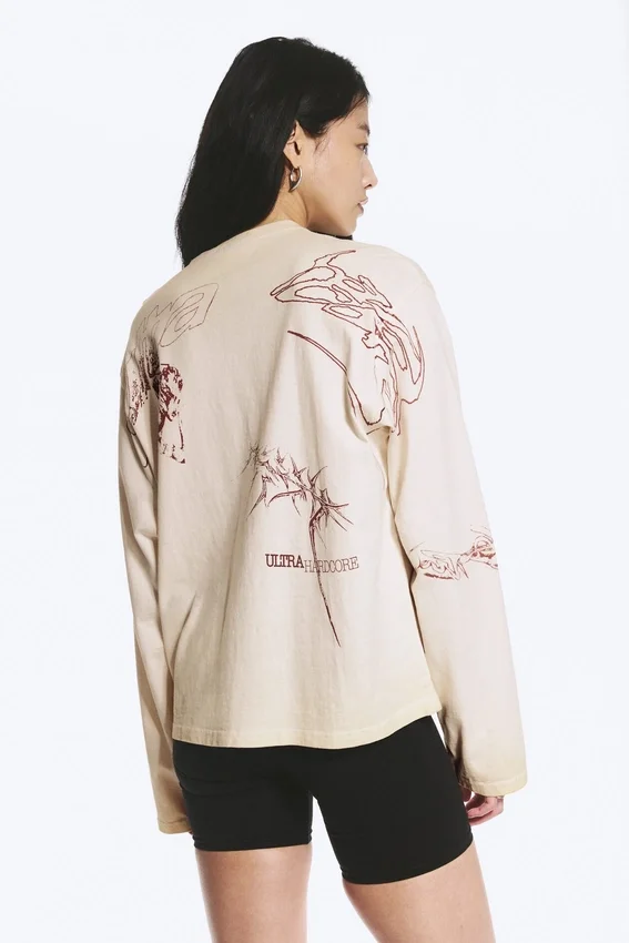 Boxy-Top mit Langarm und Print – Hellbeige – Street-Print Boxy-Top mit Langarm und Print – Hellbeige – Street-Print