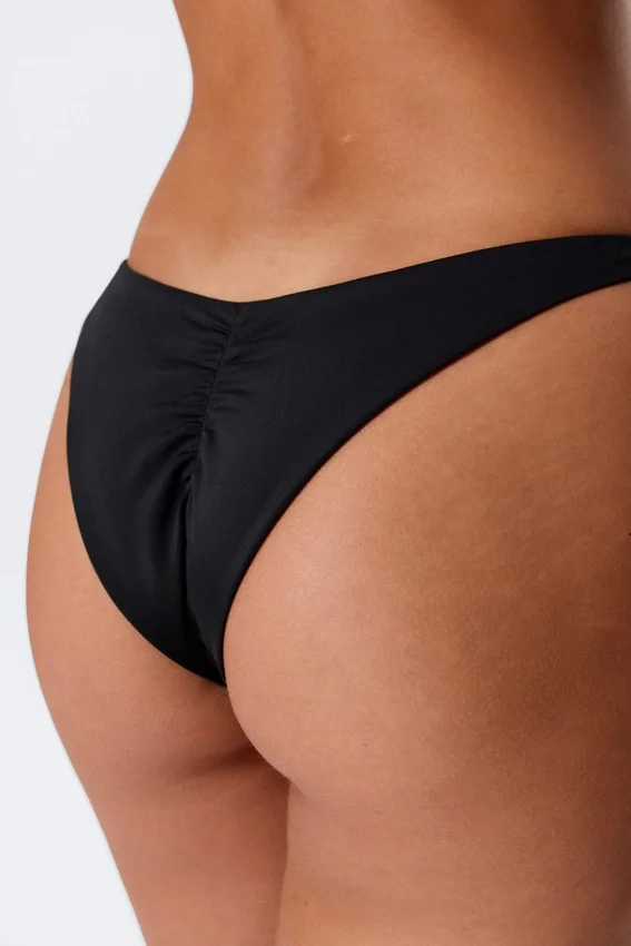 Brasilianische Bikinihose mit mittlerer Leibhöhe und Rüschen – Schwarz Brasilianische Bikinihose mit mittlerer Leibhöhe und Rüschen – Schwarz