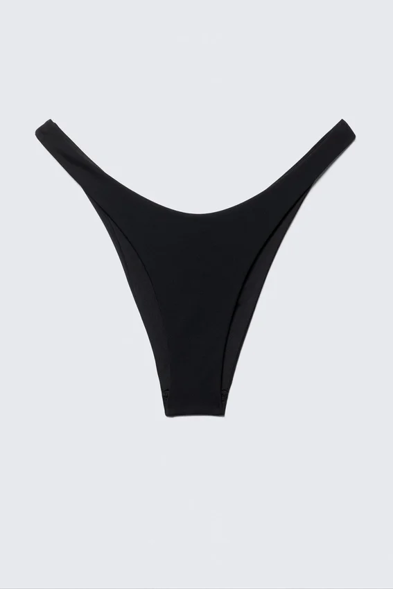 Brasilianische Bikinihose mit mittlerer Leibhöhe und Rüschen – Schwarz Brasilianische Bikinihose mit mittlerer Leibhöhe und Rüschen – Schwarz