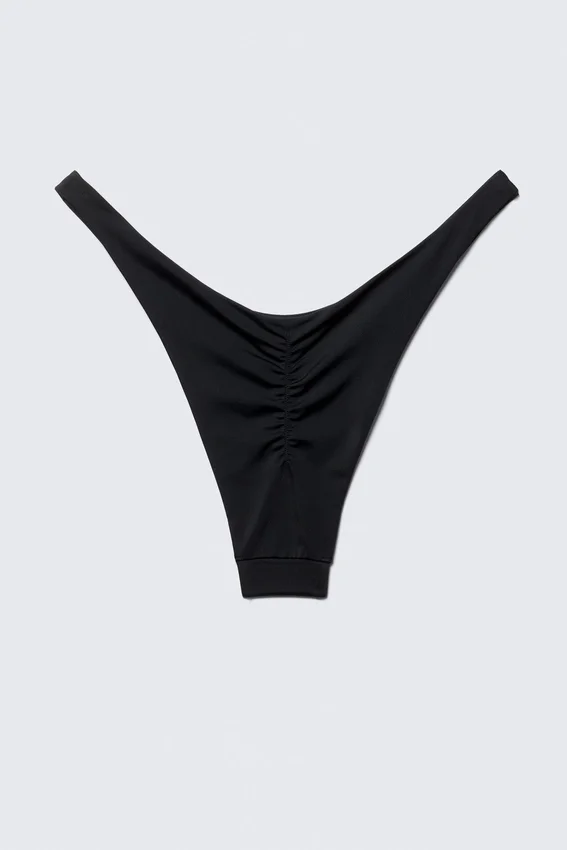 Brasilianische Bikinihose mit mittlerer Leibhöhe und Rüschen – Schwarz Brasilianische Bikinihose mit mittlerer Leibhöhe und Rüschen – Schwarz