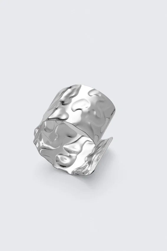 Breiter, gehämmerter Armreif – Silber Breiter, gehämmerter Armreif – Silber