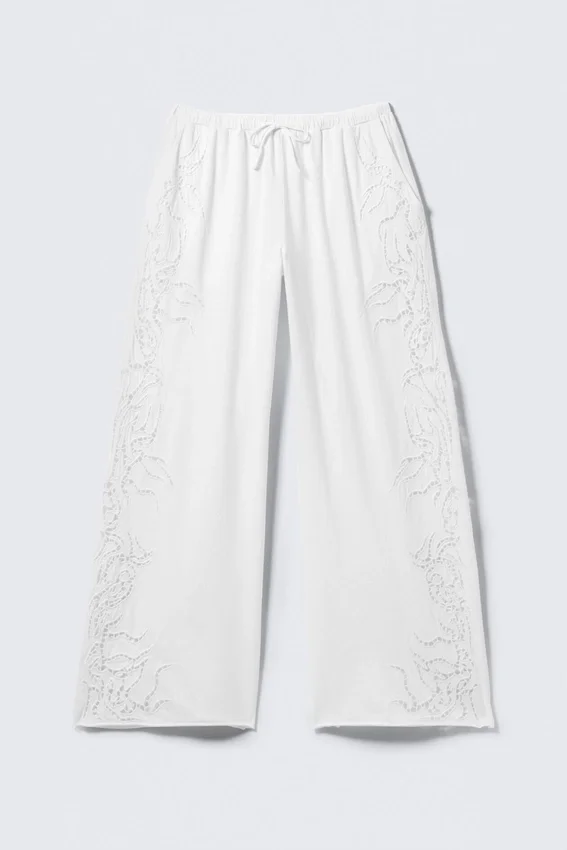 Broderie-Anglaise-Hose in lockerer Passform – Weiß Broderie-Anglaise-Hose in lockerer Passform – Weiß