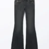 Cheri Low-Waist-Jeans mit ausgestelltem Bein – Desert Blue Cheri Low-Waist-Jeans mit ausgestelltem Bein – Desert Blue