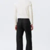 Chino-Hose mit mittlerer Leibhöhe und geradem Bein – Schwarz Chino-Hose mit mittlerer Leibhöhe und geradem Bein – Schwarz