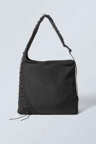 Dawa Schultertasche mit Kordelzug – Schwarz