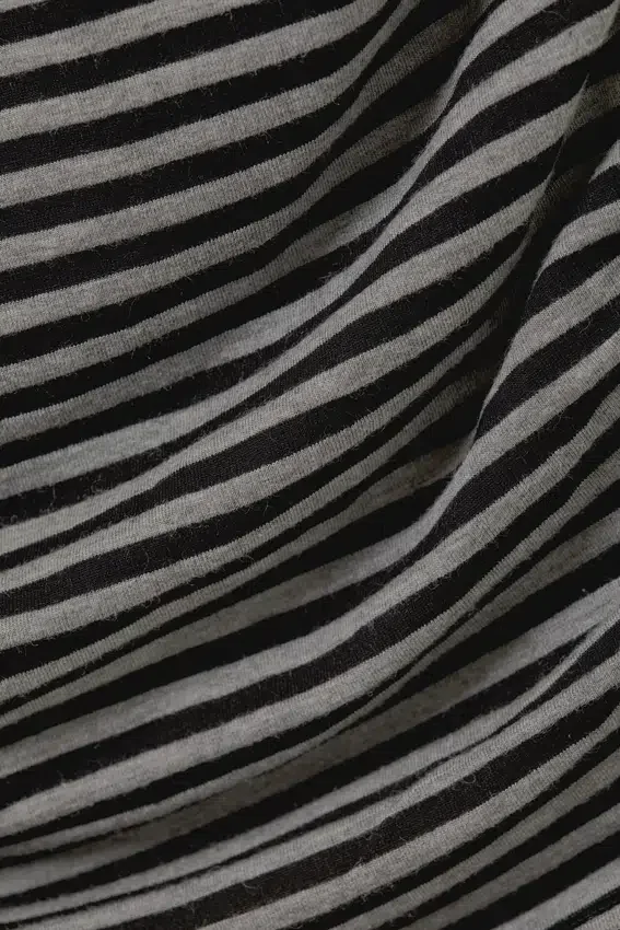 Drapiertes, asymmetrisches Minikleid mit langen Ärmeln – schwarz-grau gestreift Drapiertes, asymmetrisches Minikleid mit langen Ärmeln – schwarz-grau gestreift