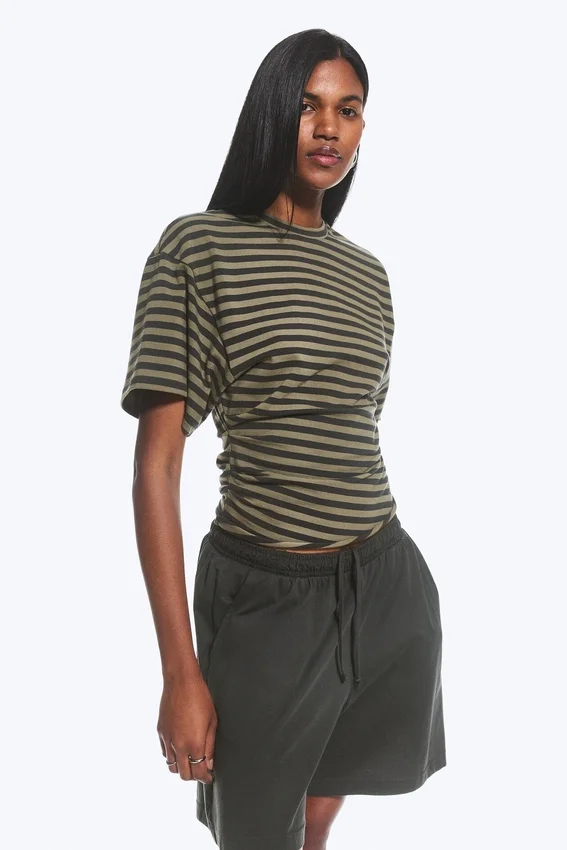 Drapiertes, figurbetontes T-Shirt – dunkelgrau gestreift Drapiertes, figurbetontes T-Shirt – dunkelgrau gestreift