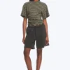 Drapiertes, figurbetontes T-Shirt – dunkelgrau gestreift Drapiertes, figurbetontes T-Shirt – dunkelgrau gestreift