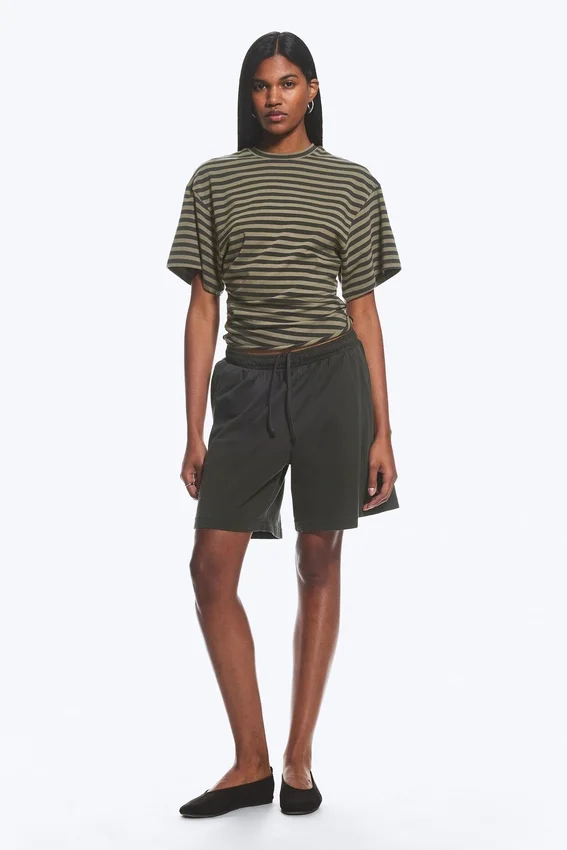 Drapiertes, figurbetontes T-Shirt – dunkelgrau gestreift Drapiertes, figurbetontes T-Shirt – dunkelgrau gestreift