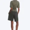 Drapiertes, figurbetontes T-Shirt – dunkelgrau gestreift Drapiertes, figurbetontes T-Shirt – dunkelgrau gestreift