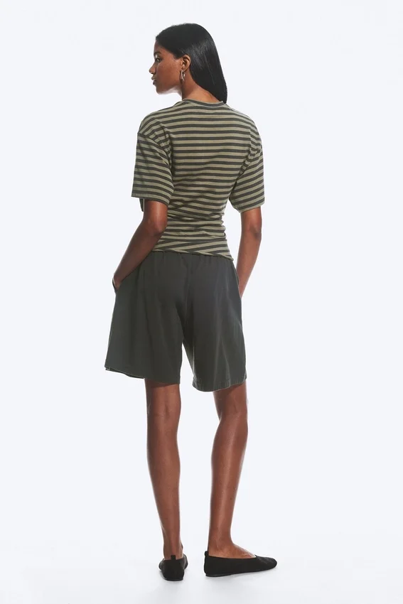 Drapiertes, figurbetontes T-Shirt – dunkelgrau gestreift Drapiertes, figurbetontes T-Shirt – dunkelgrau gestreift