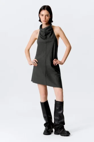 Drapiertes Midi-Kleid mit Neckholder-Ausschnitt und drapiertem Kragen – gestreift, dunkelgrau