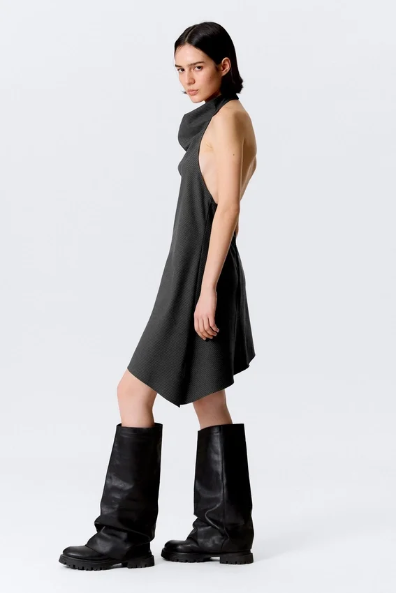 Drapiertes Midi-Kleid mit Neckholder-Ausschnitt und drapiertem Kragen – gestreift, dunkelgrau Drapiertes Midi-Kleid mit Neckholder-Ausschnitt und drapiertem Kragen – gestreift, dunkelgrau