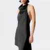 Drapiertes Midi-Kleid mit Neckholder-Ausschnitt und drapiertem Kragen – gestreift, dunkelgrau Drapiertes Midi-Kleid mit Neckholder-Ausschnitt und drapiertem Kragen – gestreift, dunkelgrau