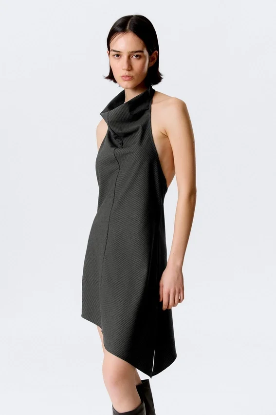 Drapiertes Midi-Kleid mit Neckholder-Ausschnitt und drapiertem Kragen – gestreift, dunkelgrau Drapiertes Midi-Kleid mit Neckholder-Ausschnitt und drapiertem Kragen – gestreift, dunkelgrau