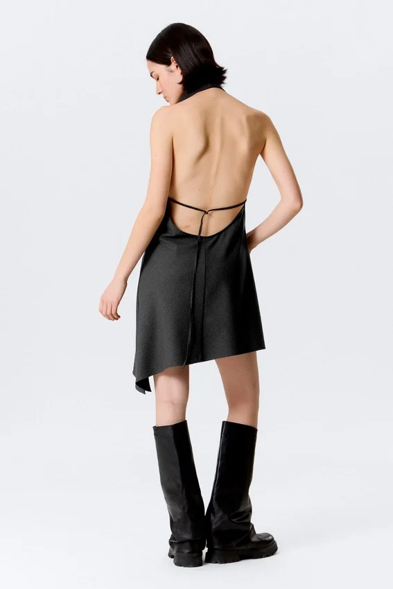 Drapiertes Midi-Kleid mit Neckholder-Ausschnitt und drapiertem Kragen – gestreift, dunkelgrau Drapiertes Midi-Kleid mit Neckholder-Ausschnitt und drapiertem Kragen – gestreift, dunkelgrau