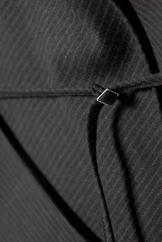 Drapiertes Midi-Kleid mit Neckholder-Ausschnitt und drapiertem Kragen – gestreift, dunkelgrau Drapiertes Midi-Kleid mit Neckholder-Ausschnitt und drapiertem Kragen – gestreift, dunkelgrau