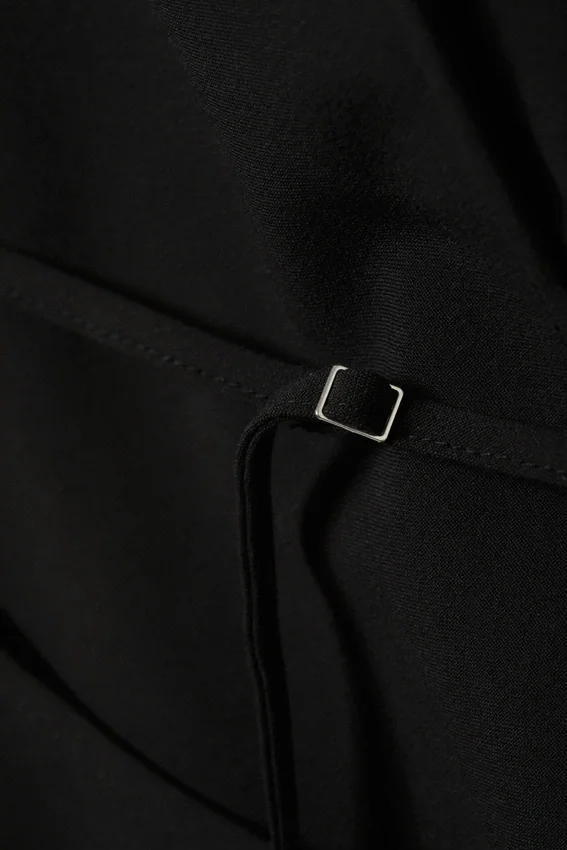 Drapiertes Neckholder-Top mit Wasserfallausschnitt – Schwarz Drapiertes Neckholder-Top mit Wasserfallausschnitt – Schwarz