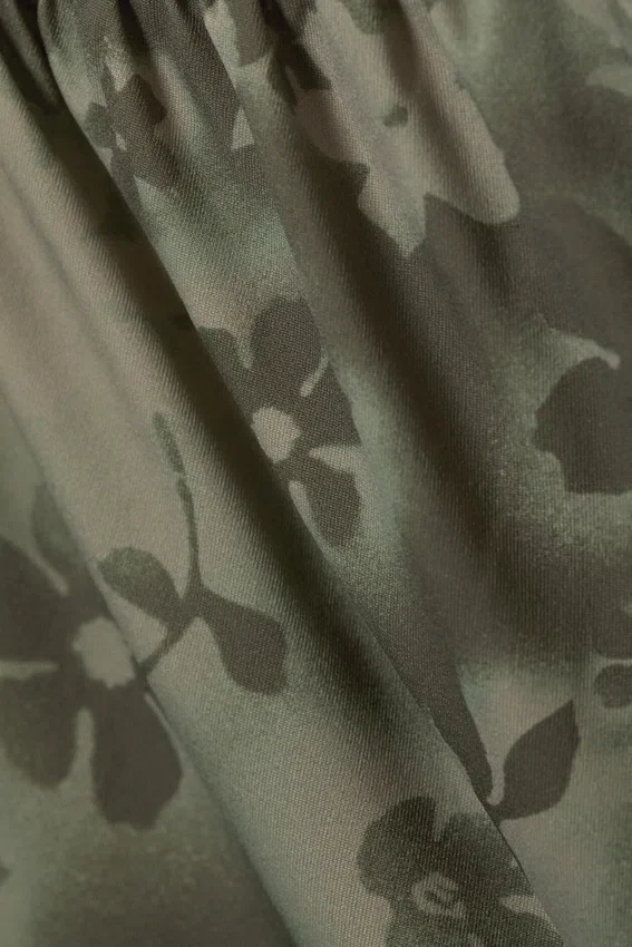 Drapiertes One-Shoulder-Top aus Nylon – Khaki-Grün – Sprühblumen Drapiertes One-Shoulder-Top aus Nylon – Khaki-Grün – Sprühblumen