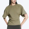 Drapiertes, tailliertes T-Shirt – Staubiges Khaki-Grün Drapiertes, tailliertes T-Shirt – Staubiges Khaki-Grün
