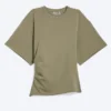 Drapiertes, tailliertes T-Shirt – Staubiges Khaki-Grün Drapiertes, tailliertes T-Shirt – Staubiges Khaki-Grün
